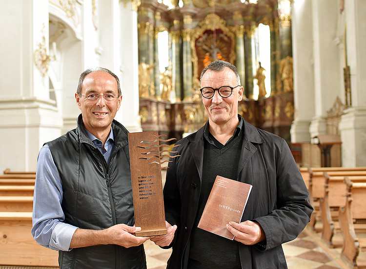 Pfarrer Josef Riedl (links) mit Künstler Matthias Larasser-Bergmeister 