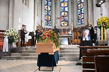 Der Sarg und ein aufgestelltes Porträt beim Trauergottesdienst für den Theologen Hans Küng am 16. April 2021 in der Kirche Sankt Johannes in Tübingen.