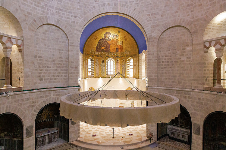 Renovierter Innenraum der Abteikirche der Benediktinerabtei Dormitio in Jerusalem: Der Kronleuchter ist noch in Schutzfolie verpackt.