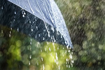 Schlechtes Wetter: Regenschirm im strömenden Regen