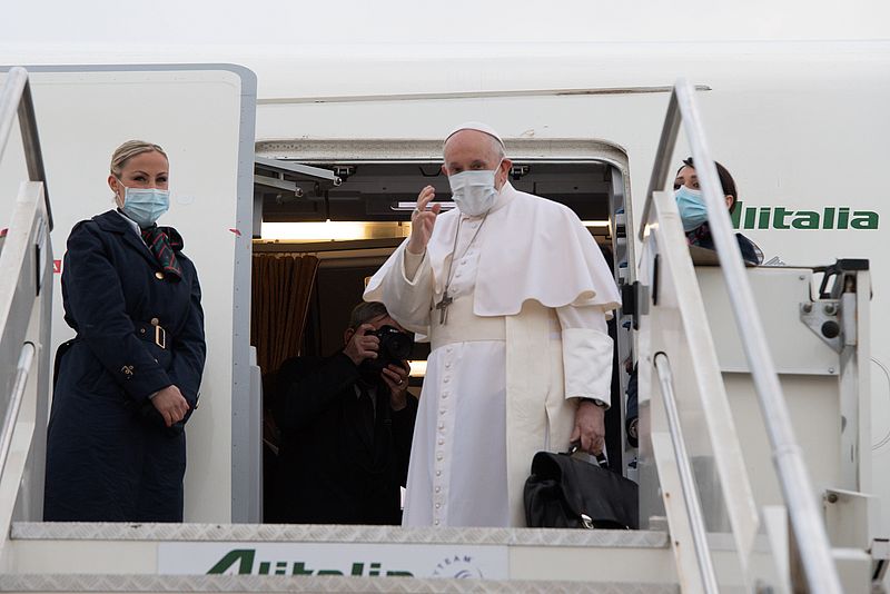 Papst Franziskus winkt an der Tür eines Flugzeugs