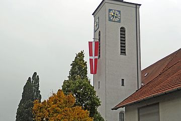 Zur Kirchweih hängt die Zachäusfahne an vielen Kirchtürmen.