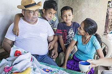 Gloria Lara (rechts) mit ihren Enkelkindern freut sich über den Besuch von Padre Melo.
