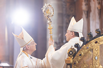 Erzbischof em. Ludwig Schick bei der Übergabe des Bischofsstabs an seinen Nachfolger Erzbischof Herwig Gössl