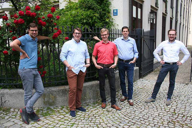(von links): Stefan Schmitt, Robert Daiser, Tobias Pastötter, Georg Böckl-Bichler und Josef Schmid vor dem Münchner Priesterseminar