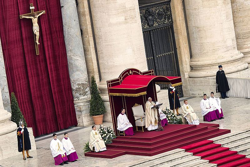 Vor dem Petersdom feierte Papst Franziskus im Dezember 2015 einen Gottesdienst zur Eröffnung des außerordentlichen Heiligen Jahrs der Barmherzigkeit. 