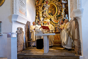 Weihbischof Rupert Graf zu Stolberg bei der Altarweihe in der Pfarrkirche Sankt Johann Baptist in München-Johanneskirchen 