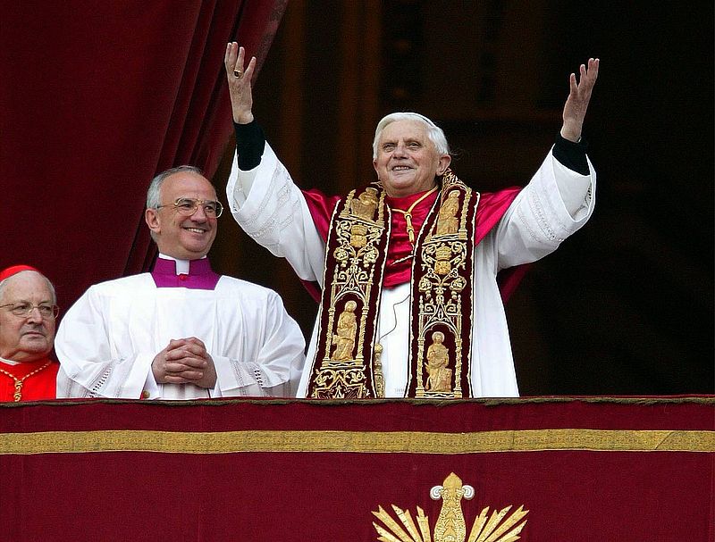 Papst Benedikt XVI. präsentiert sich nach seiner Wahl auf dem Balkon des Petersdoms in Rom.