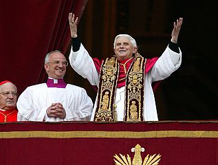 Papst Benedikt XVI. präsentiert sich nach seiner Wahl auf dem Balkon des Petersdoms in Rom.