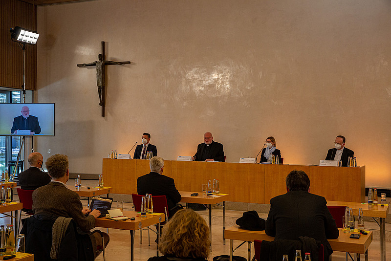 Pressesprecher Bernhard Kellner, Kardinal Reinhard Marx, Amtschefin Stephanie Herrmann, Generalvikar Christoph Klingan auf der Pressekonferenz über das Münchner Missbrauchsgutachten 