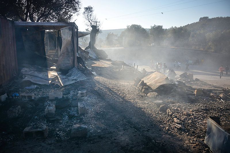 Rauchschwaden hängen am Mittwoch, 9. September, nach dem nächtlichen Brand über dem Flüchtlingslager Moria auf der griechischen Insel Lesbos.