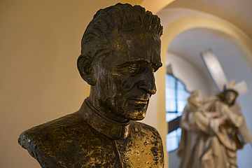 Denkmal Pater Rupert Mayer in Unterkirche der Bürgersaalkirche in München.