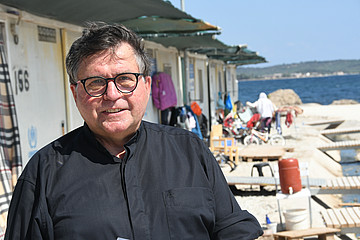 Monsignore Rainer Boeck in einem Flüchtlingslager