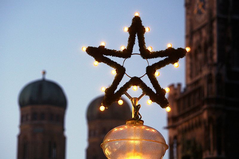 Weihnachtsstern vor den Türmen der Frauenkirche in München