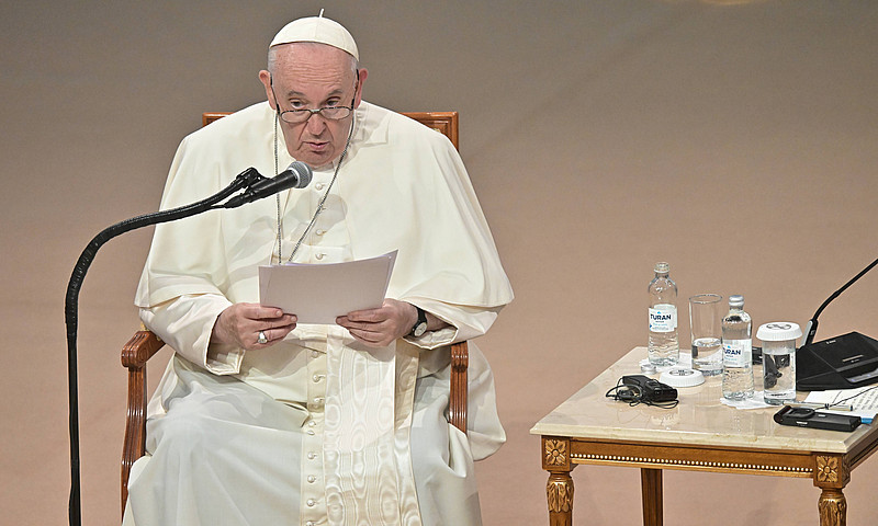 Papst Franziskus spricht in ein Mikrofon