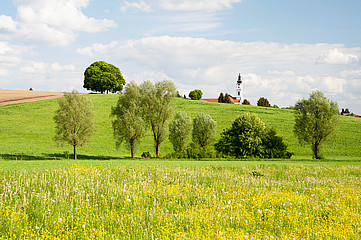 Kirchturm von St. Alto in grüner Landschaft