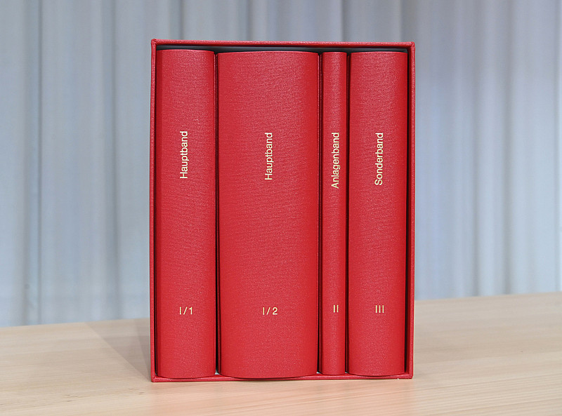 Vier rote Bücher in einer Box
