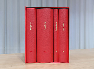 Vier rote Bücher in einer Box