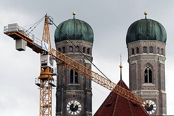 Baukran vor den Münchner Domtürmen