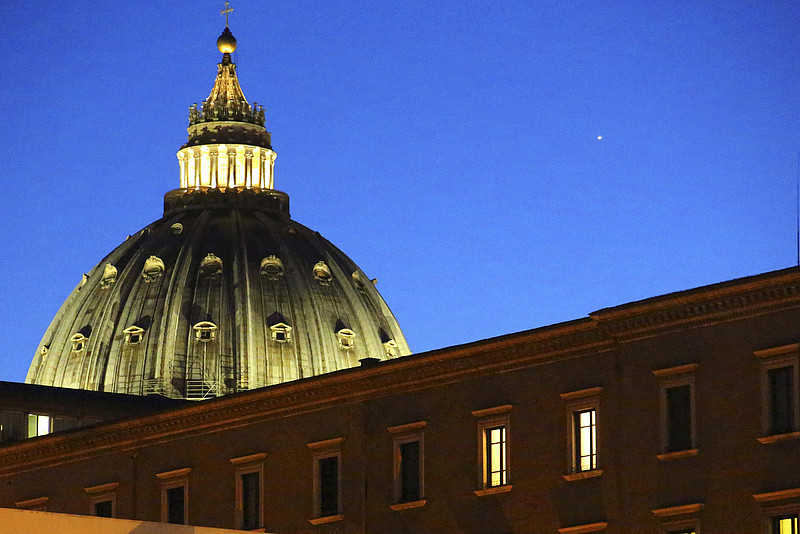 Kuppel vom Petersdom bei Nacht in Rom