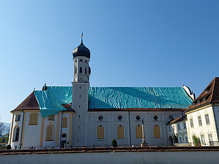 Kloster Benediktbeuern mit abgedeckten Dächern