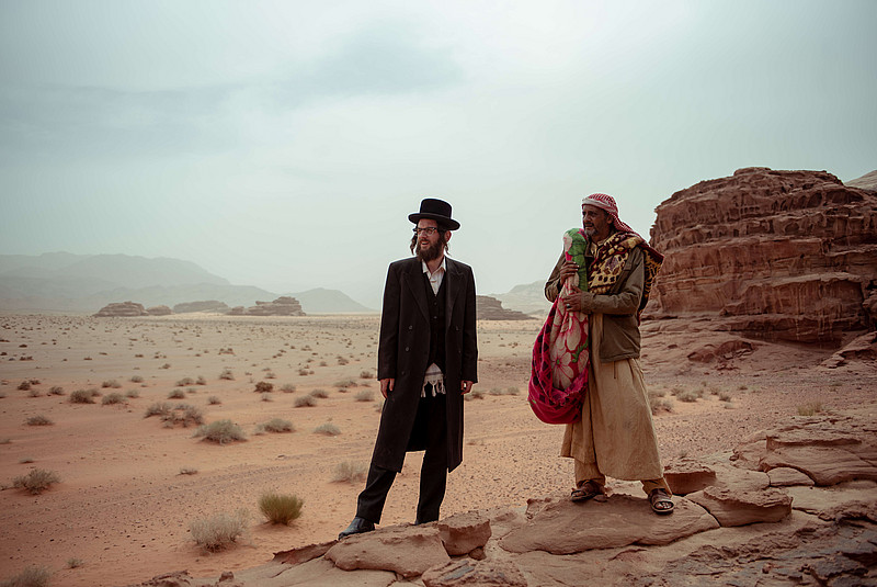 Szene aus "Nicht ganz koscher": Ben (L. Twersky) und Adel (H. Omari) in der Wüste.