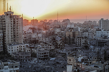 Hier sieht man  Ruinen und zerstörte Gebäude nach israelischen Luftangriffen auf das Viertel Al-Rimal im Gazastreifen.