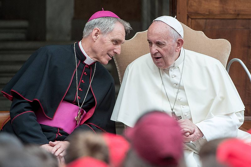 Erzbischof Gänswein und Papst Franziskus im Gespräch