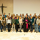 Gruppenfoto aller Teilnehmerinnen und Teilnehmer des Jugendgipfels mit Weihbischof Wörner.