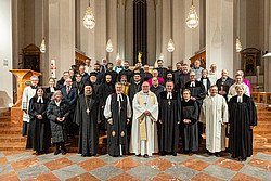 Gruppenbild aller am Gottesdienst beteiligten Vertreterinnen und Vertreter