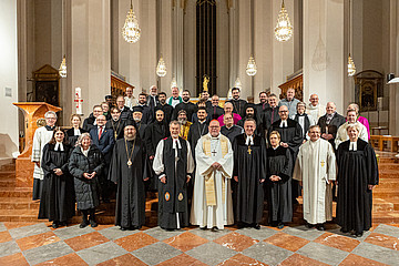 Gruppenbild aller am Gottesdienst beteiligten Vertreterinnen und Vertreter