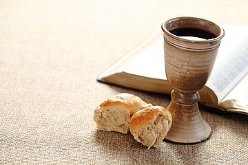 In Brot und Wein wird Jesus gegenwärtig.