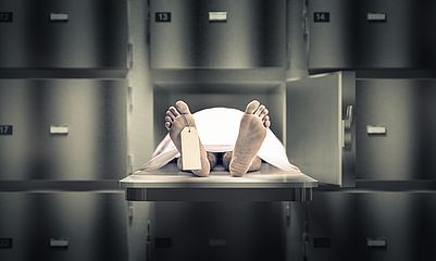 Nackte Füße im Leichenschauhaus