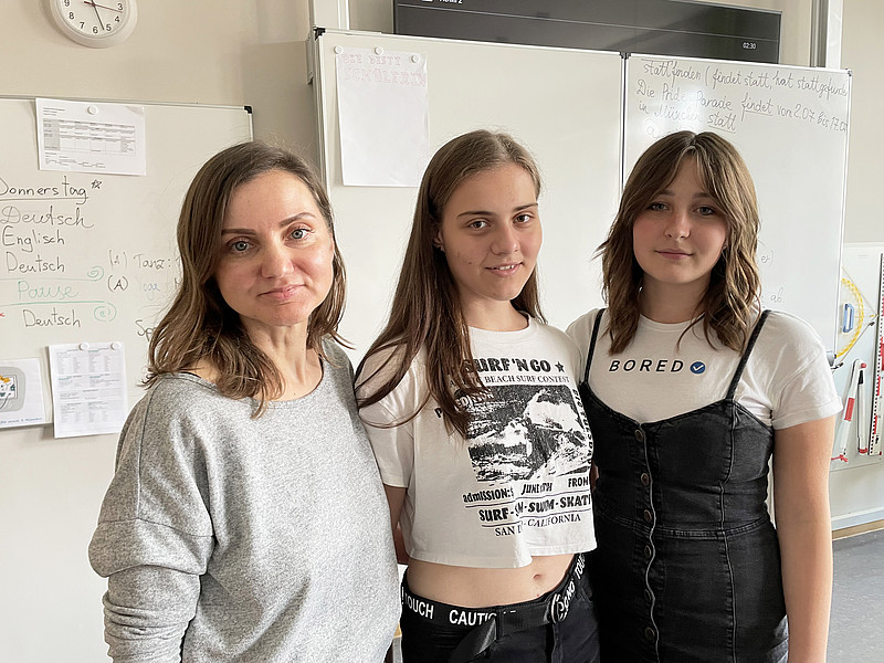 Lehrerin Maryna Yurenko (links) mit Vlada (Mitte) und Svitlana – zwei von derzeit rund 50 ukrainischen Schülerinnen am Theresia-Gerhardinger-Gymnasium