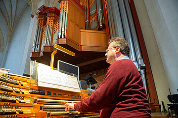 Hans Leitner am Spieltisch der Orgel im Münchner Liebfrauendom