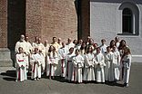 Gruppenbild mit dem Altardienst nach dem Primizgottesdienst in St. Anton. 