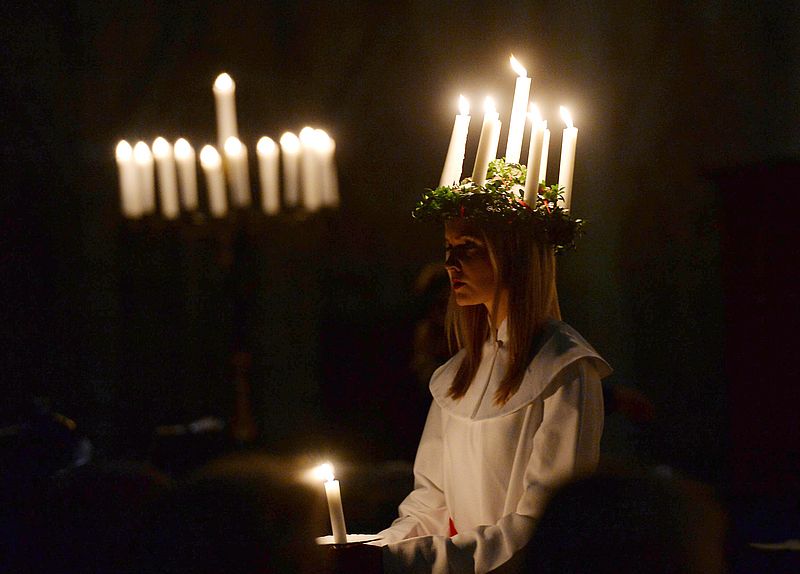 In Schweden singen am 13. Dezember die Mädchen mit einem Kerzenkranz geschmückt zu Ehren der heiligen Lucia.