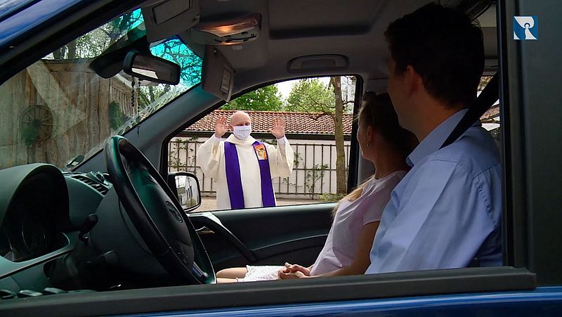 Blick aus dem Auto auf Pfarrer Arkadiusz Czempik