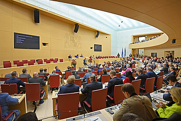Blick in den vollbesetzten bayerischen Landtag.