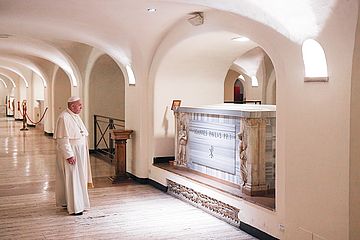 Papst Franziskus am Grab von Papst Johannes Paul I. in der Unterkirche des Petersdoms im Vatikan