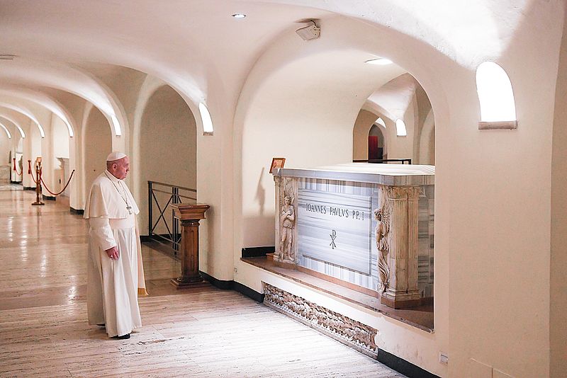 Papst Franziskus am Grab von Papst Johannes Paul I. in der Unterkirche des Petersdoms im Vatikan
