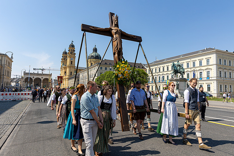 Angeführt wurde die Prozession von einem von Jugendlichen getragenen Kreuz.