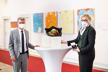 Wissenschafts- und Kunstminister Bernd Sibler mit Dr. Claudia Pecher. 