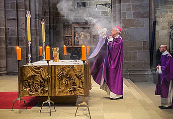 Ludwig Schick, emeritierter Erzbischof von Bamberg, zelebriert den Gottesdienst im Bamberger Dom am 11. Dezember 2022 in Bamberg.