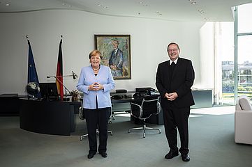 Bundeskanzlerin Angela Merkel mit Bischof Georg Bätzing 