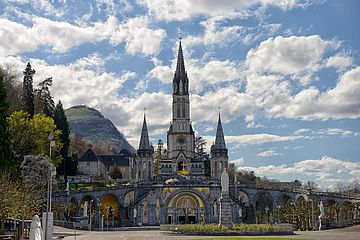 Blick auf die Kathedrale in Lourdes