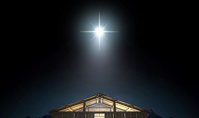 Leuchtender Stern über Häuserdach