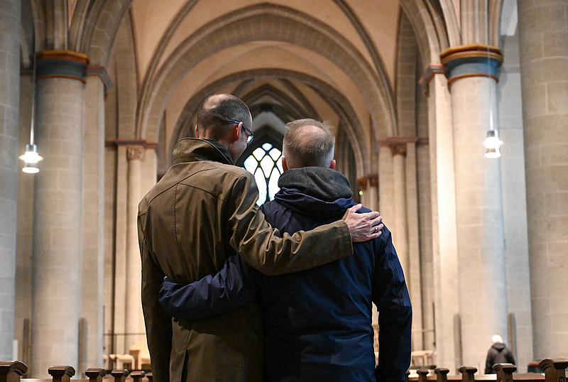 Zwei Männer umarmen sich