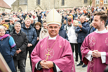 Udo Markus Bentz, Erzbischof von Paderborn, zieht an den Menschen vorbei vor seiner Amtseinführung in Paderborn.