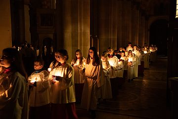 Higlight von Mini-Lichtmess: die Prozession durch die dunkle Kirche Sankt Benno